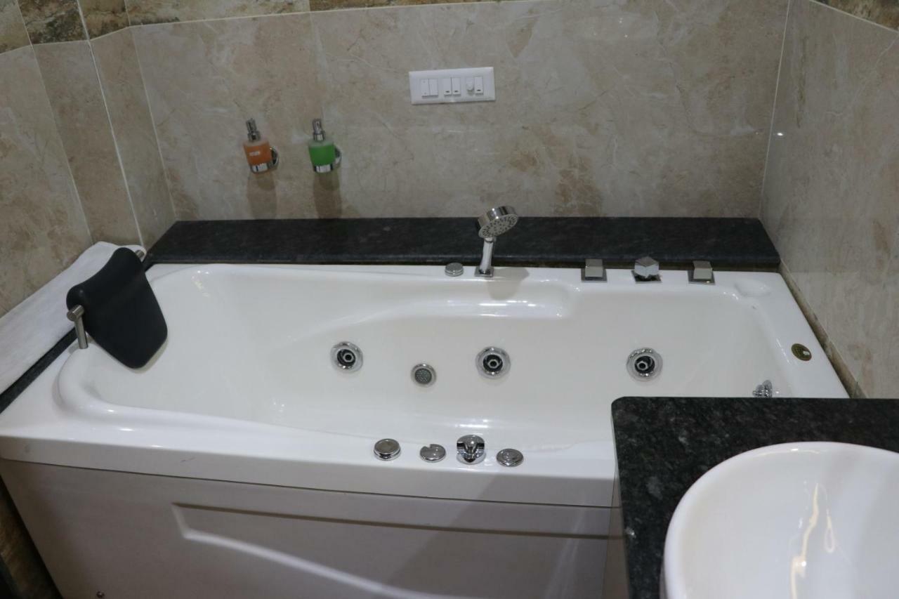 Отель S.R. Residency Zirakpur Экстерьер фото