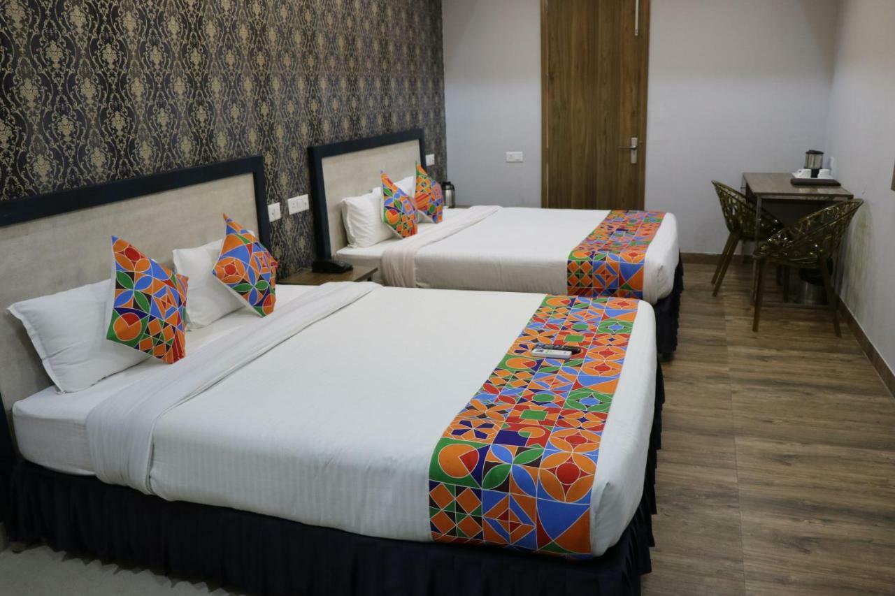 Отель S.R. Residency Zirakpur Экстерьер фото