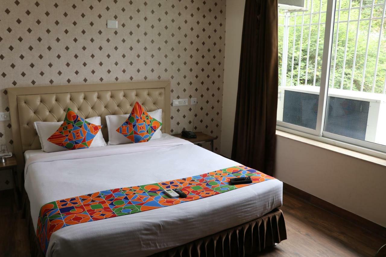 Отель S.R. Residency Zirakpur Экстерьер фото