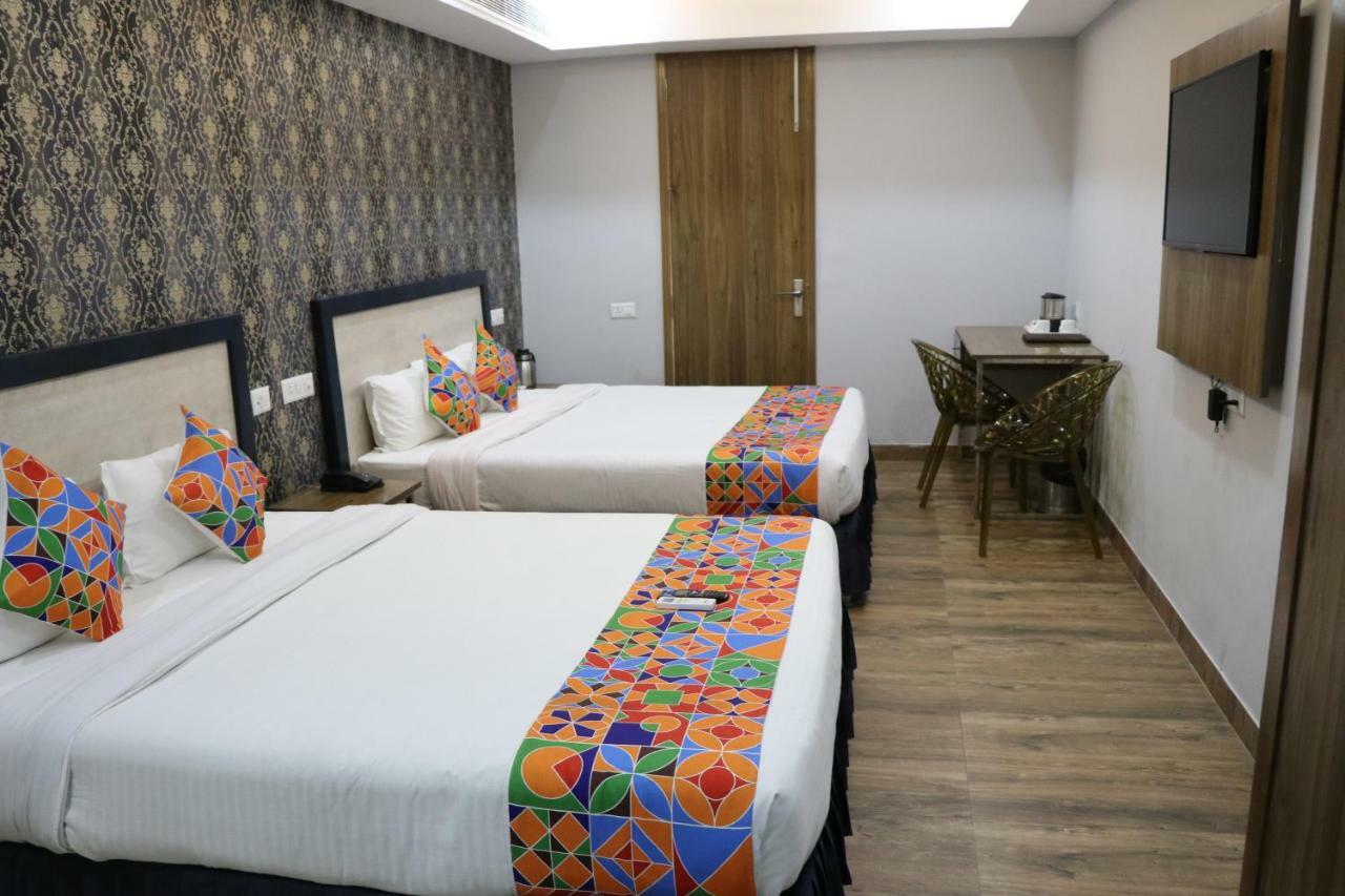 Отель S.R. Residency Zirakpur Экстерьер фото