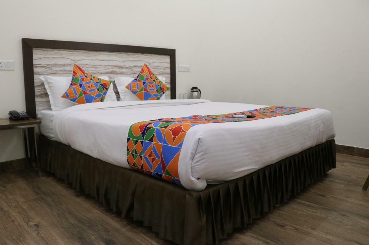 Отель S.R. Residency Zirakpur Экстерьер фото